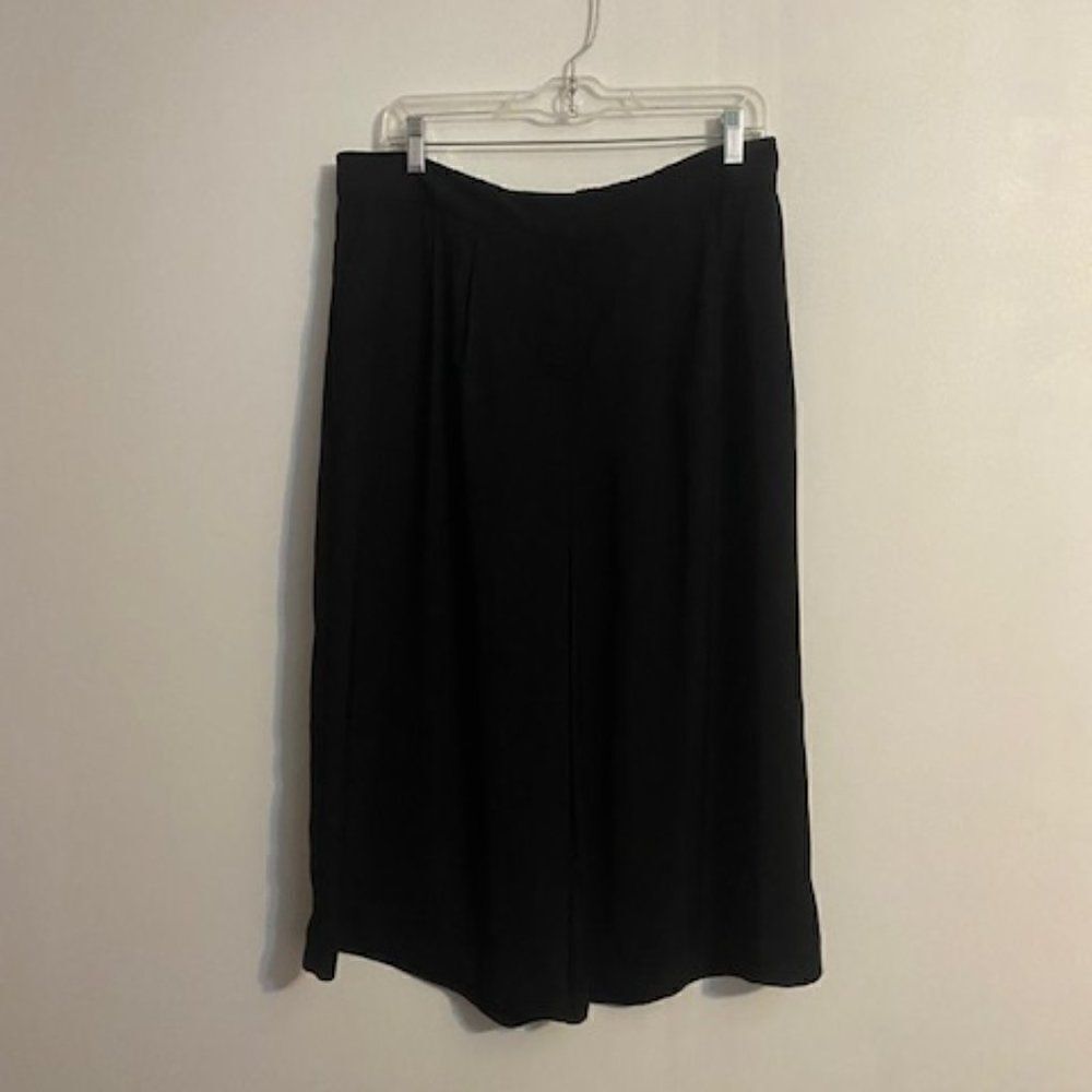 Mossimo Black Pleated front wide legs capri's, size 14